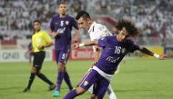 Al-Ain's Mohamed Alraqi (R) vies with El-Jaish's Sardar Rashidov during the Asian Champions League football return match between Qatar's El-Jaish and UAE's Al-Ain on October 18, 2016 at the Abdullah Bin Khalifa Stadium in Doha. (AFP / Karim Jaafar)