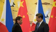 Philippines President Rodrigo Duterte (L) and Chinese President Xi Jinping shake hands after a signing ceremony held in Beijing, China October 20, 2016. (REUTERS/Ng Han Guan)