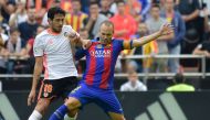 Valencia's midfielder Dani Parejo (L) vies with Barcelona's midfielder Andres Iniesta during the Spanish league football match between Valencia CF and FC Barcelona at the Mestalla stadium in Valencia on October 22, 2016. (AFP / JOSE JORDAN)
