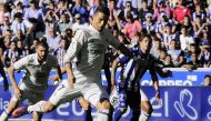 Real Madrid's Portuguese forward Cristiano Ronaldo kicks the ball to score a goal during the Spanish league football match between Deportivo Alaves and Real Madrid CF at the Mendizorroza stadium in Vitoria on October 29, 2016. (AFP / ANDER GILLENEA)
