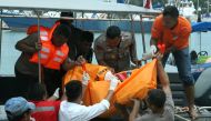 Officers evacuate the dead body of Indonesian migrant workers as a speedboat from Malaysia sank off Batam Island, in Teluk Mata Ikan, Batam, Indonesia, November 2, 2016. Antara Foto/MN Kanwa/via REUTERS.