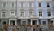 People walk past boarded-up houses ahead of the Notting Hill Carnival in London, Britain, August 27, 2016. (REUTERS / Neil Hall) 