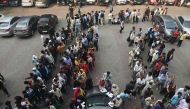 Indian customers form queues outside banks to deposit and exchange old denomination Indian rupee 500 and 1000 currency notes for new ones, in New Delhi on November 15, 2016. AFP / DOMINIQUE FAGET