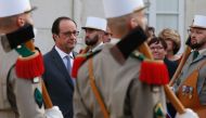 French President Francois Hollande reviews French Foreign legion troops during an official visit to the Canal du Midi in Castelnaudary, southern France, on November 19, 2016. (AFP / Guillaume HORCAJUELPO)