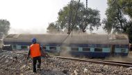 Rescue workers move a carriage at the site of Sunday's train derailment in Pukhrayan, south of Kanpur city, India November 21, 2016. REUTERS/Jitendra Prakash
