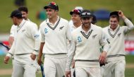 New Zealand's Tim Southee (C) and teammates celebrate winning the test during day five of the second cricket Test match between New Zealand and Pakistan at Seddon Park in Hamilton on November 29, 2016 (AFP / MICHAEL BRADLEY)