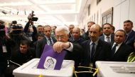 Palestinian president Mahmud Abbas (C) casts his vote at the Muqataa, the Palestinian Authority headquarters, in the city of Ramallah in the Israeli occupied West Bank, on December 3, 2016.  AFP / AHMAD GHARABLI
