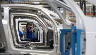 An employee works on the automobile assembly line of Bluecar electric city cars at Renault car maker factory in Dieppe, western France, September 1, 2015 (REUTERS / Philippe Wojazer) 