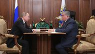 A picture taken late on December 7, 2016 shows Russian President Vladimir Putin (L) listening to Rosneft CEO Igor Sechin during a meeting at the Kremlin in Moscow. (AFP / SPUTNIK / Alexey DRUZHININ)