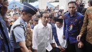 Indonesian President Joko Widodo visits earthquake survivors outside a collapsed mosque following this week's earthquake in Pidie Jaya, Aceh province, Indonesia December 9, 2016. The death toll from a strong earthquake that shook the north of Indonesia’s 