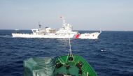 FILE PHOTO: A Chinese Coast Guard ship is seen near a Vietnam Marine Guard ship in the South China Sea about 210 km off shore of Vietnam, May 14, 2014 (REUTERS / Nguyen Minh) 