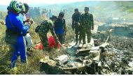 Soldiers examining the Hercules military plane A-1334 that crashed in Wamena yesterday. 