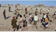 Yemenis gather at Hur Mekser region in Aden on December 18, 2016, after a suicide bomber targeted a crowd of soldiers. A suicide bomber killed at least 43 Yemeni soldiers when he detonated his explosives as soldiers were gathering to collect their salarie