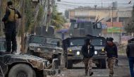 Iraqi special forces gather next to their armoured vehicles in the neighbourhood of al-Barid, east of Mosul, on December 18, 2016 during their ongoing operation against Islamic State (IS) group jihadists to wrest back the city. / AFP / Mahmoud AL-SAMARRAI