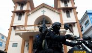 Indonesian armed police secure a church in Banda Aceh, Aceh province on December 24, 2016, ahead of Christmas Mass. / AFP / CHAIDEER MAHYUDDIN.