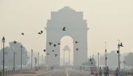 Indian pedestrians walk near the India Gate monument amid heavy smog in New Delhi October 28, 2016 (AFP)