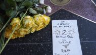 Memorial items are left at one of the Hollywood Walk of Fame stars for actress Debbie Reynolds on December 29, 2016, in Hollywood, California. AFP / DAVID MCNEW