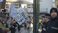 Police stand by as protest against former Iceland PM Sigmundur David Gunnlaugsson outside parliament in Reykjavik on April 4, 2016 (AFP / HALLDOR KOLBEINS) 