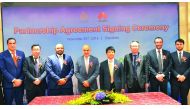 Officials of Al Jazeera Media Network and Huawei at the MoU signing ceremony.
