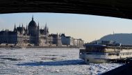 Ice floats in the water of the River Danube in front of the parliament buiding of Budapest downtown on January 8, 2017, when the extreme winter temperature overtakes a new record in the capital with minus 18,6 degrees centigrade. / AFP / ATTILA KISBENEDEK