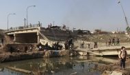 Displaced people who fled Islamic State militants, cross the bridge in Al-Muthanna neighborhood of Mosul, Iraq, January 9, 2017. REUTERS/Alaa Al-Marjani 
