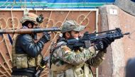 Iraqi forces take aim in Mosul's southern Sumer neighbourhood on January 13, 2017, during an ongoing military operation against the militants. / AFP / Mahmoud AL-SAMARRAI