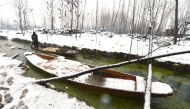 A Kashmiri farmer rows his boat on the Dal Lake during a heavy snowfall in Srinagar on January 25, 2017. Avalanches killed many people in Indian-administered Kashmir on January 25, 2017. AFP / Tauseef Mustafa