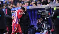 Atletico Madrid's Uruguayan defender Jose Maria Gimenez leaves field during the Spanish league football match Club Atletico de Madrid vs Deportivo Alaves at the Mendizorroza stadium in Vitoria on January 28, 2017. AFP / ANDER GILLENEA
