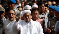 The leader of the hardline Islamic Defenders Front (FPI), Habib Rizieq, gestures after he leaves police headquarters following questioning in Jakarta, Indonesia January 23, 2017. REUTERS/Darren Whiteside