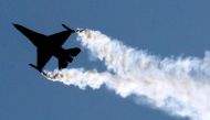 A U.S. Lockheed Martin F-16 flies during an air display at the Farnborough International Air Show, Hampshire, July 19, 2004. REUTERS/Toby Melville