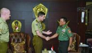 Australia's Army Chief Lieutenant General Angus Campbell (centre) meets with Indonesia's Armed Forces Chief General Gatot Nurmantyo, in Jakarta.