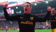 Atletico Madrid's French forward Kevin Gameiro celebrates after scoring a goal during the Spanish league football match Real Sporting de Gijon vs Club Atletico de Madrid at El Molinon stadium in Gijon on February 18, 2017. (AFP / MIGUEL RIOPA)