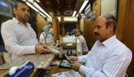 A customer exchanges US dollars to Egyptian pounds in a foreign exchange office in central Cairo, November 3, 2016 (REUTERS / Mohamed Abd El Ghany) 