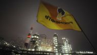 A flag with the logo of Rosneft flutters over the Novokuibyshevsk refinery near the city of Samara, Russia, October 28, 2010 (REUTERS / Nikolay Korchekov) 