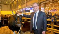 French President Francois Hollande poses next to a cow as he visits the International Agricultural Show in Paris, France, February 25, 2017. The Paris Farm Show runs from February 25 to March 5, 2017. REUTERS/Michel Euler/Pool
