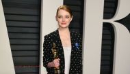 Emma Stone poses with her Best Actress award as she arrives to the Vanity Fair Party following the 88th Academy Awards at The Wallis Annenberg Center for the Performing Arts in Beverly Hills, California, on February 26, 2017. AFP / JEAN-BAPTISTE LACROIX