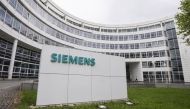  Siemens logo is pictured on an office building of Siemens AG in Munich May 30, 2014. REUTERS/Lukas Barth