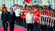 Thailand's Prime Minister Prayuth Chan-ocha welcomes Philippine President Rodrigo Duterte (R) at the Government House in Bangkok, Thailand March 21, 2017. REUTERS/Jorge Silva