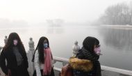 Chinese women wear masks on a heavily polluted day in Beijing on January 1, 2017 (AFP / GREG BAKER) 