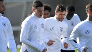 Germany's midfielder Julian Draxler warms up during a training session on march 24, 2017 in Kamen-Kaiserau, western Germany ahead of the World Cup qualifying match against Azerbaidschan on March 26, 2017 in Baku, Azerbaidschan. / AFP / PATRIK STOLLARZ
