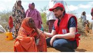 Director General of the Turkish Red Crescent Mehmet Gulluoglu and a Somalian woman are seen during Turkish Red Crescent's visit at Baydhabo camp near the Mogadishu's rural side in Somalia on March 25, 2017. (Sadak Mohamed - Anadolu Agency).