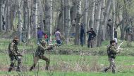 Kashmiri protestors run after Indian security personnel used live ammunition near the site of a gun battle between suspected rebels and Indian soldiers in Chadoora, in the Badgam district of Srinagar, on March 28, 2017.  AFP / Tauseef MUSTAFA
