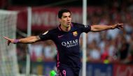 Barcelona's Uruguayan forward Luis alberto Suarez celebrates after scoring during the Spanish league football match Granada FC vs FC Barcelona at Nuevo Los Carmenes stadium in Granada on April 2, 2017. / AFP / JORGE GUERRERO
