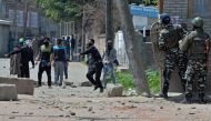 Kashmiri protestors clash with Indian security forces near a polling station in Srinagar on April 9, 2017. AFP / TAUSEEF MUSTAFA
