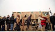 Displaced Iraqi people who fled their homes during a battle between Iraqi forces and Islamic State militants, arrive at a checkpoint to be transfer to Hammam al-Alil camp, in Mosul, Iraq, March 20, 2017. (REUTERS Photo).