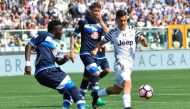 Juventus' forward from Argentina Paulo Dybala (R) controls the ball during the Italian Serie A football match Pescara versus Juventus at Adriatico's comunal stadium, in Pescara, on April 15, 2017. / AFP / ANDREAS SOLARO
