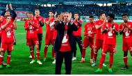 Bayern Munich's Italian head coach Carlo Ancelotti (C) and his players celebrate after winning the German Bundesliga title and the German first division Bundesliga football match between VfL Wolfsburg and Bayern Munich on April 29, 2017 in Wolfsburg, nort