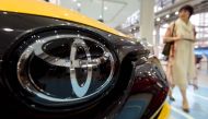 A woman strolls at a showroom of Japan's auto giant Toyota in Tokyo on May 10, 2017. Toyota will release its full-year earnings until March 2017. / AFP / Toru YAMANAKA