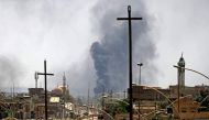 Smoke billows in western Mosul's Zanjili neighbourhood as government forces advance in the area during their ongoing battle against Islamic State (IS) group fighters on May 31, 2017. / AFP / KARIM SAHIB