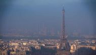 (FILES) This file photo taken from the Montparnasse Tower on December 29, 2016 shows the Eiffel Tower through a pollution cloud.   AFP / LIONEL BONAVENTURE
